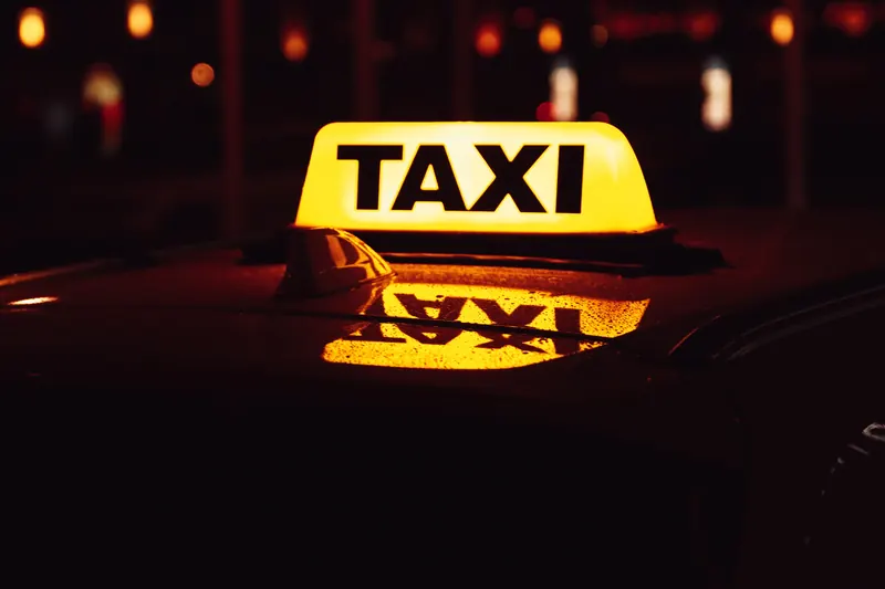 Verlichte taxi van de Arnhemse Taxi, ook 's avonds onderweg in Duiven